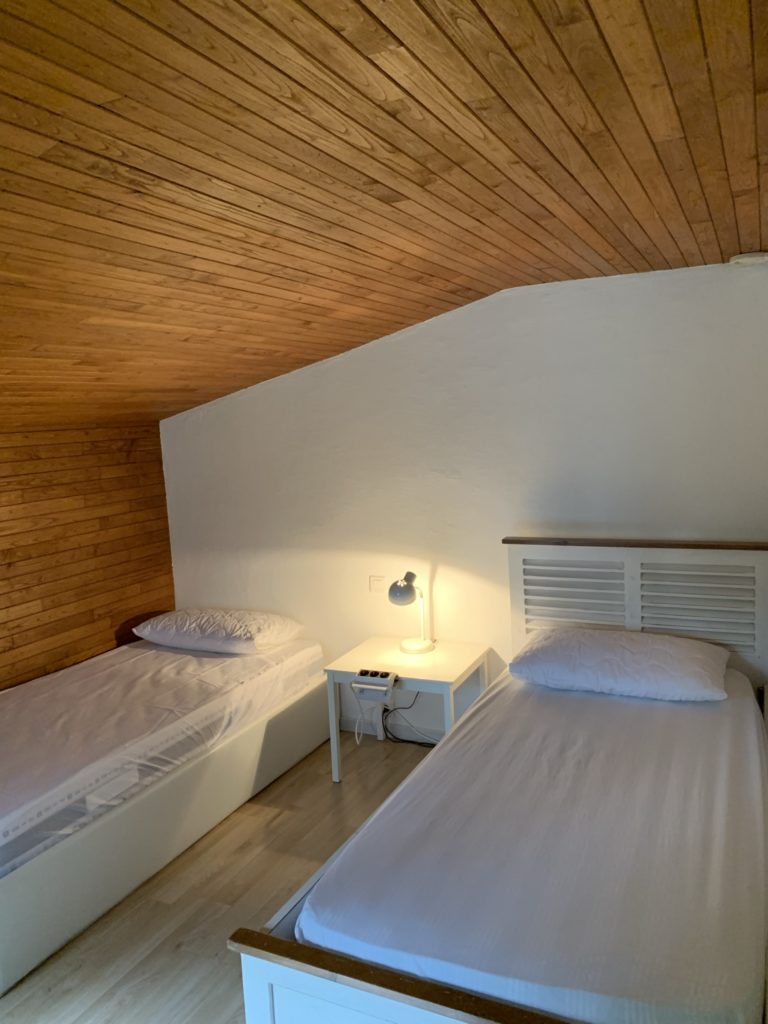 chambre de deux lits de l'hébergement pèlerin de la casa del trel à Cahors