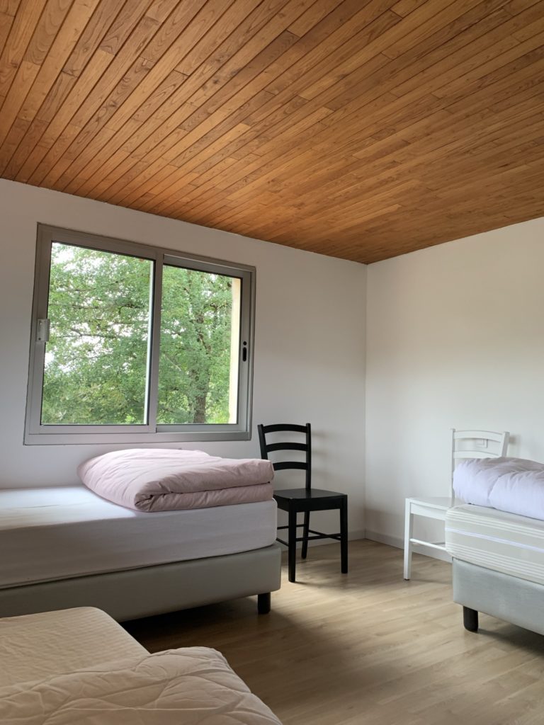 chambre de trois lits de l'hébergement pèlerin de la casa del trel à Cahors
